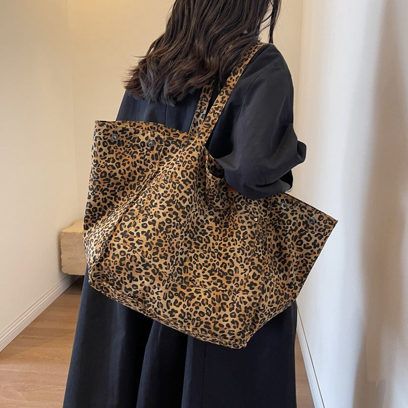 Tote-väska med leopardmönster