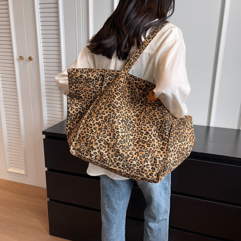 Tote-väska med leopardmönster