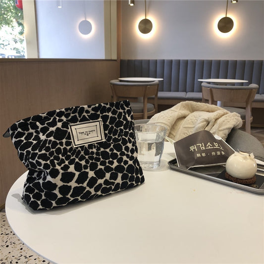 Necessär med leopard- och zebramönster